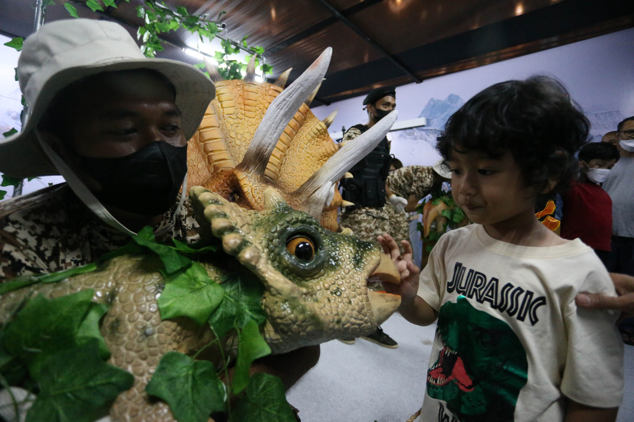 Wahana Dino Xscape yang digelar untuk memeriahkan liburan Natal dan Tahun ini mengajak anak untuk menikmati suasana petualangan yang seru bersama dinosaurus dan kingkong serta memberikan edukasi tentang kehidupan hewan purba tersebut. Foto : Panji Asmoro/TrenAsia