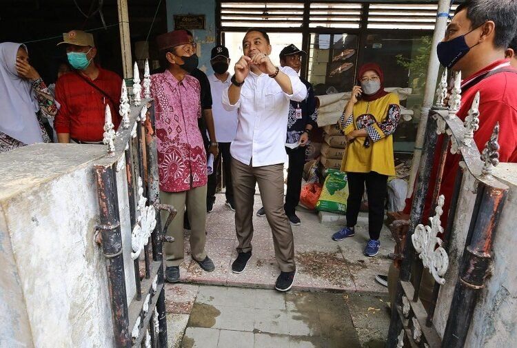Wali Kota Surabaya Eri Cahyadi saat meninjau Program Dandan Omah