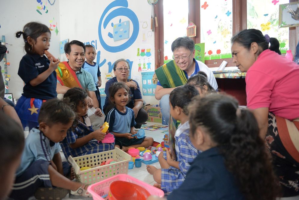 President Director Asuransi Astra, Rudy Chen didampingi Pendiri Yayasan Hati Nurani, Agnes Lali Milla menyapa (tengah) berinteraksi dan mendampingi sejumlah murid TK Hati Nurani belajar dan membaca bersama.