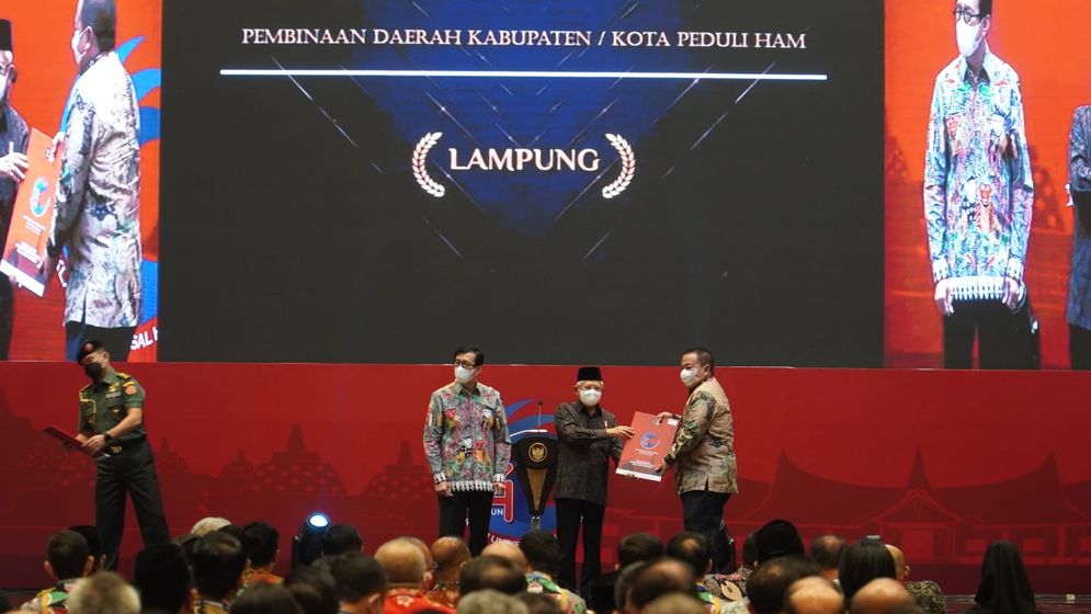 Gubernur Lampung Arinal Djunaidi menerima Penghargaan Pembinaan Kabupaten/Kota Peduli Hak Asasi Manusia (HAM) dari Pemerintah Pusat.