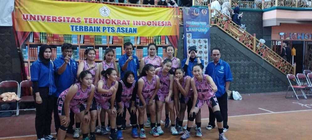 Menang lawan Pringsewu di final, tim basket putri Bandar Lampung berhasil meraih medali emas dalam ajang Porprov IX Lampung 2022.
