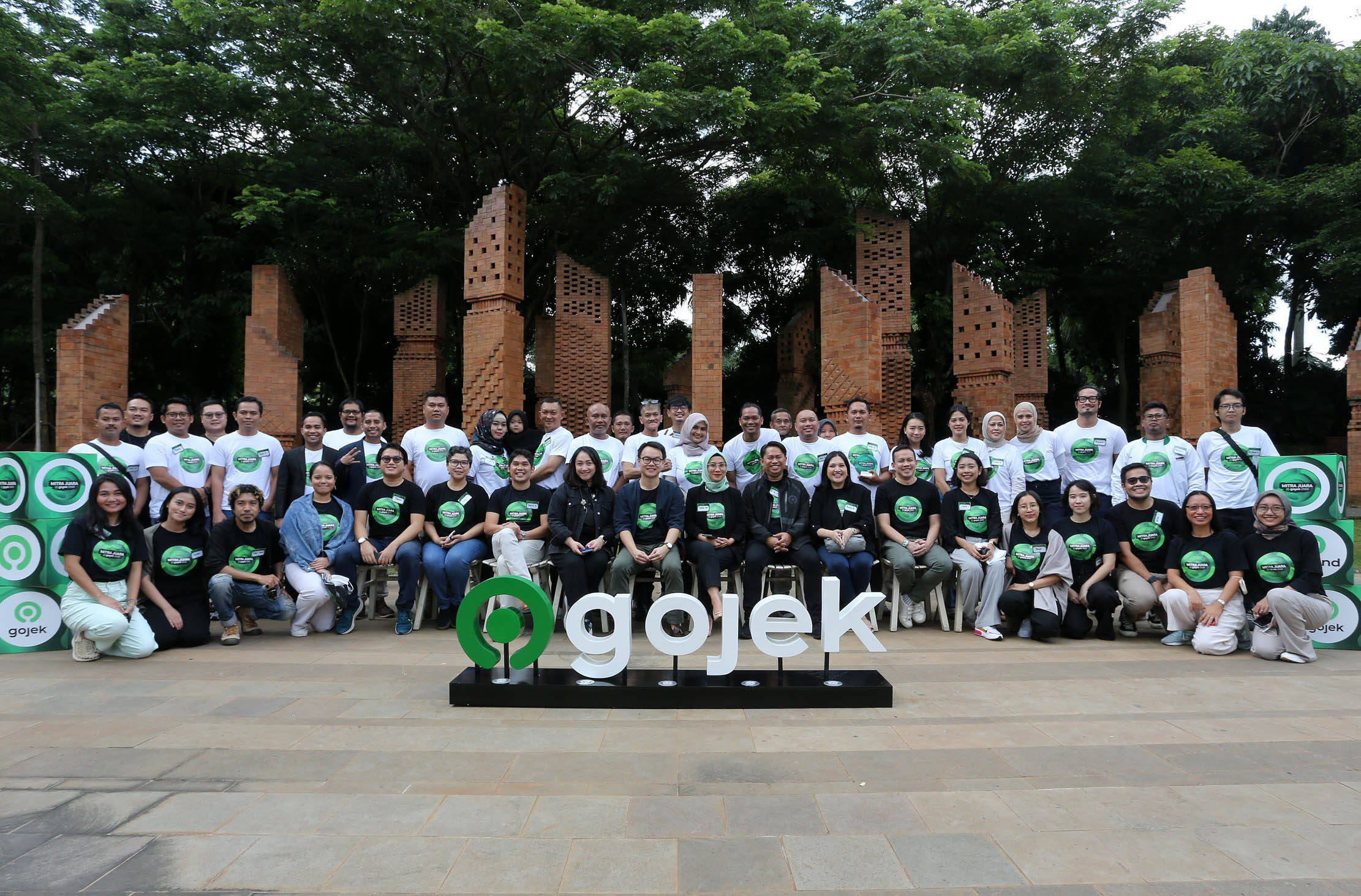 Seluruh pemenang Mitra Juara Gojek 2022 foto bersama jajaran manajemen Gojek usai acara seremoni penyerahan plakat juara,Senin 12 Desember 2022. Foto : Panji Asmoro/TrenAsia