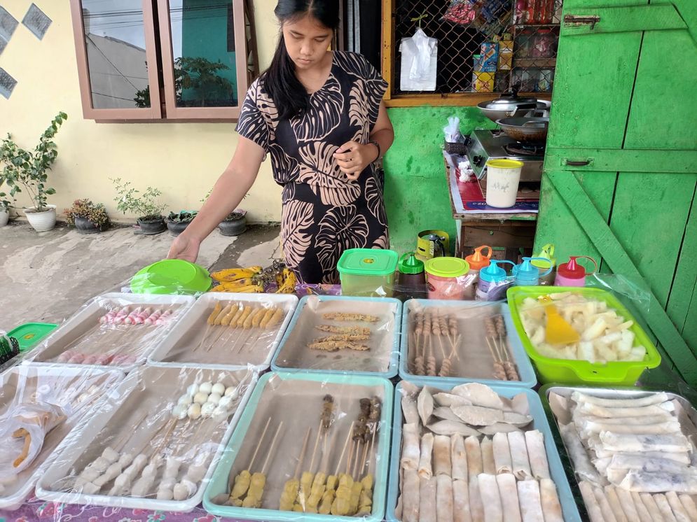 Salah satu usaha yang digeluti kaum perempuan di kawasan Kampung Berseri Astra 13 Ulu Palembang