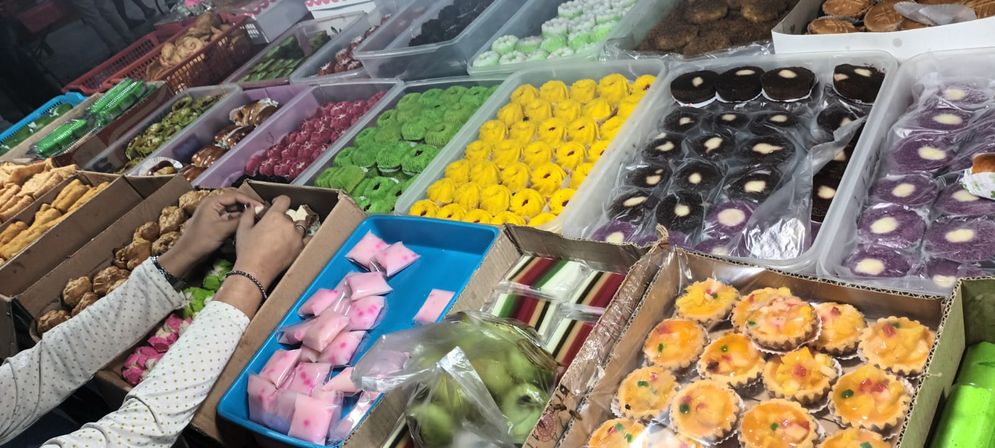 Salah satu lapak yang menjual beragam kue tradisional dan kekinian