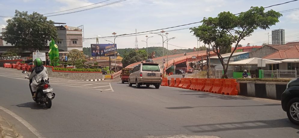 Pemerintah Kota Bandar Lampung melalui Dinas Pekerjaan Umum melakukan penggantian aspal di flyover Gajah Mada Pahoman. 