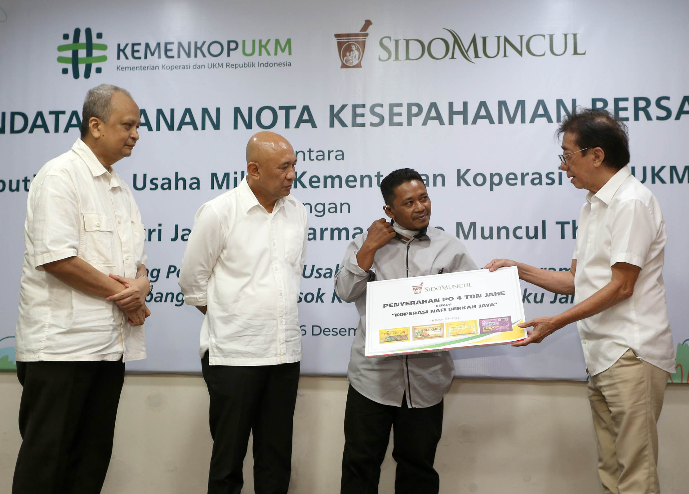 Deputi Bidang Usaha Mikro KemenkopUKM Yulius - Direktur PT Industri Jamu dan Farmasi Sido Muncul Tbk Irwan Hidayat dan perwakilan koperasi berbincang dengan  KemenkopUKM Teten Masduki usai penandatanganan nota kesepahaman mengenai pemberdayaan usaha mikro melalui program pengembangan rantai pasok komoditas bahan baku jamu di Jakarta,Jumat 17 Desember 2022. Foto : Panji Asmoro/TrenAsia