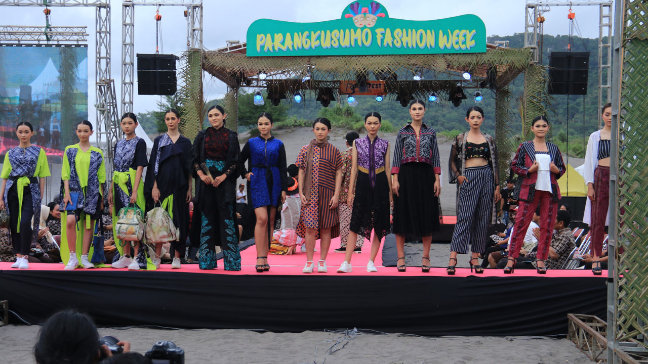 Peragaan busana dalam Parangkusumo Fashion Week 2022.