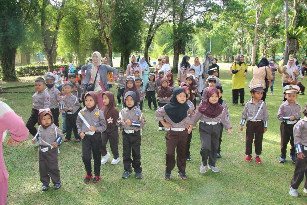 Murid dan Walimurid TK Keiynan Islami Palembang sedang mengikuti kegiatan outbond di Agropark, Kecamatan Sembawa, Kabupaten Banyuasin pada Sabtu, 17 Desember 2022.