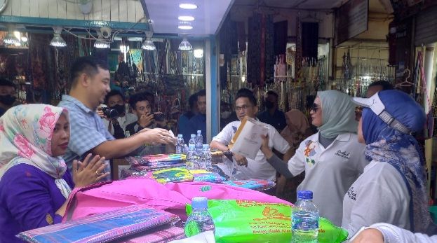 Anggota Apeksi 2022 belanja di Pasar Inpres Kebun Sayur, Minggu (18/12/2022)