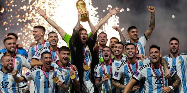 Pemain Argentina Lionel Messi bersama rekan setimnya mengangkat trofi juara usai mengalahkan Prancis pada pertandingan sepak bola final Piala Dunia 2022 di Stadion Lusail, Lusail, Qatar, 18 Desember 2022. 