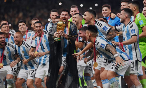messi angkat piala.PNG