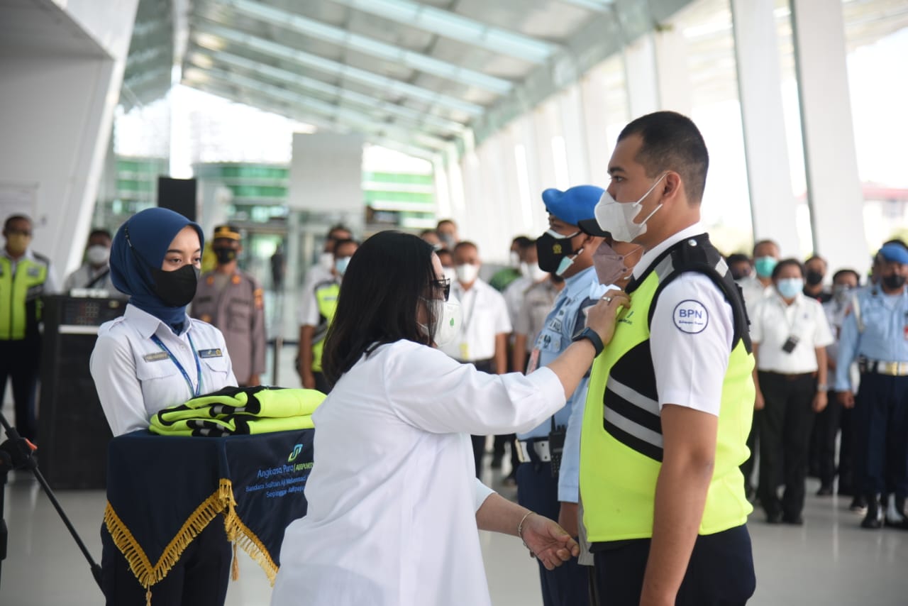 Antisipasi lonjakan penumpang angkutan udara pada Natal 2022 dan Tahun baru 2023. Bandara Sultan Aji Muhammad Sulaiman Sepinggan Balikpapan resmi membuka Posko Terpadu Angkutan Udara.