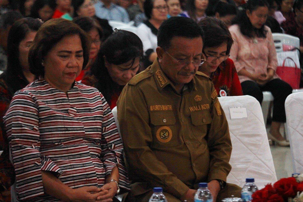 Wali Kota Maurits Mantiri didampingi Ketua Tim Penggerak PKK Kota Bitung dalam ibadah perayaan Natal BAMAG Kota BItung. (Foto:Istimewa)