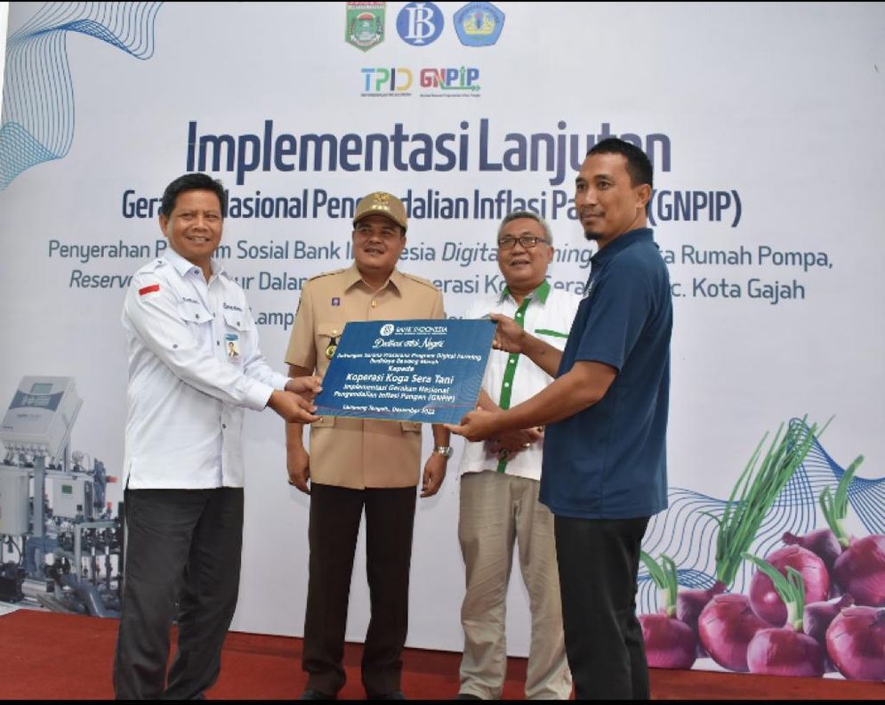 Bank Indonesia Provinsi Lampung memberikan bantuan Program Sosial Bank Indonesia (PSBI) digital farming, beserta sarana prasarana pendukung, seperti rumah pompa, reservoir, dan sumur dalam, untuk budidaya bawang merah.