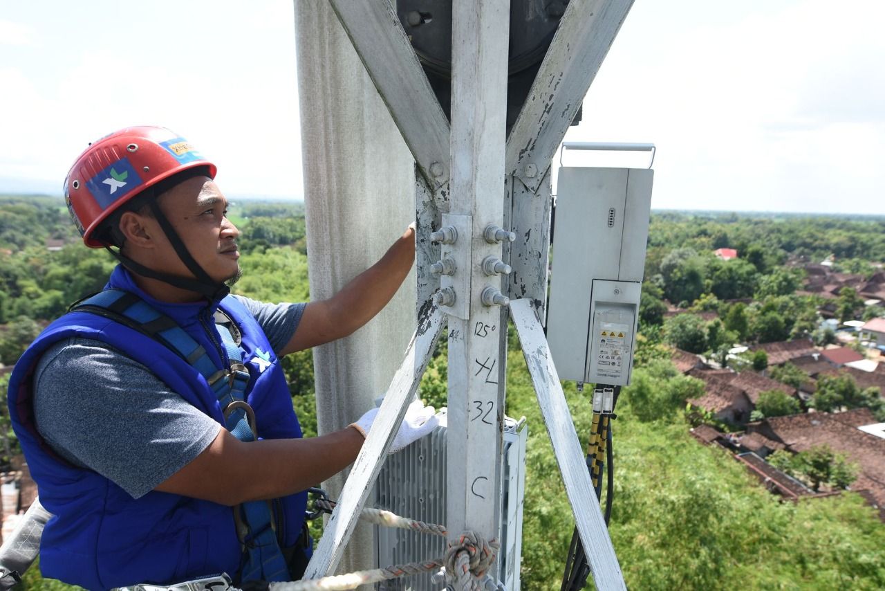 Teknisi melakukan pengecekan jaringan pada perangkat Base Transceiver Station (BTS) milik XL Axiata yang berlokasi di Kecamatan Mantingan, Kabupaten Ngawi, Jawa Timur, Selasa (20/12/2022).