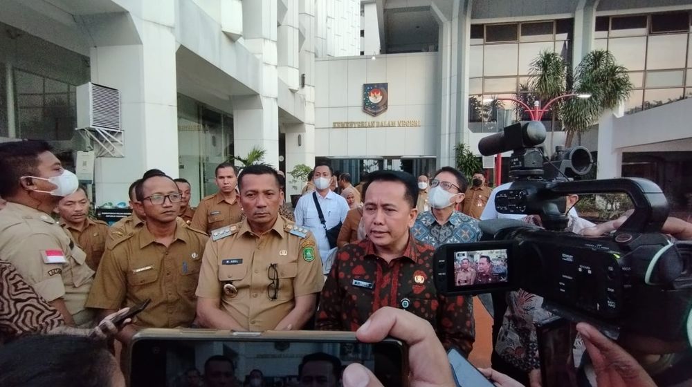 Kemendagri bersama Bupati Meranti.jpeg