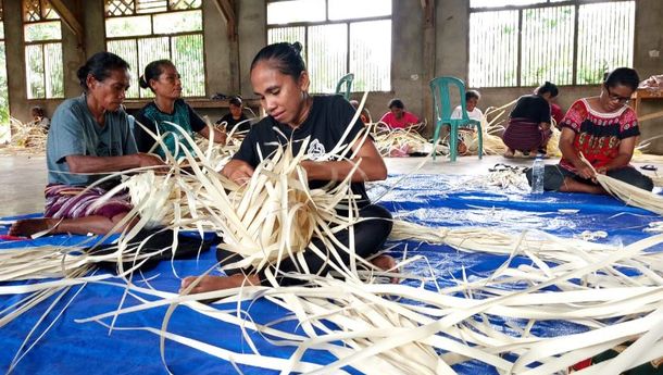 Bersama Du Anyam, Astra Hidupkan Lagi Kultur Menganyam di Flores Timur, NTT