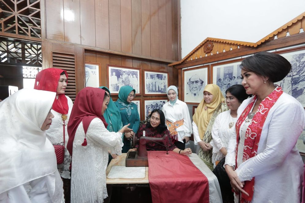 Menteri PPPA, Bintang Puspayoga saat menyambangi rumah Fatmawati Soekaerno untuk mengenang perjuangan ibu negara menjahit Sang Saka Merah Putih.