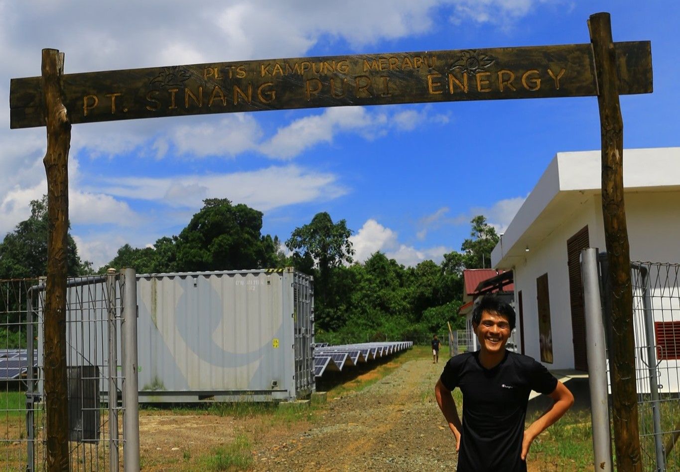 Franly dengan latar belakang 'kebun' solar panel. Kampung Merabu di Kabupaten Berau menjadi satu-satunya kampung di pedalaman Kaltim yang memiliki dan mengelola PLTS.  Foto: Dokumentasi Franly Oley