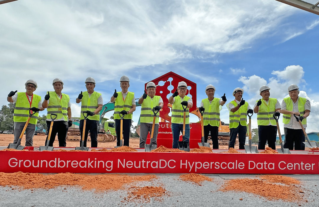 Proses peletakan batu pertama (groundbreaking) NeutraDC Hyperscale Data Center yang diresmikan oleh Wakil Menteri BUMN II RI Kartika Wirjoatmodjo (kelima dari kanan) bersama Direktur Utama Telkom Ririek Adriansyah (kelima dari kiri). Turut hadir jajaran Direksi dan Komisaris dari Telkom, NeutraDC, Singtel, Medco Power, dan Kabil Industrial Estate.