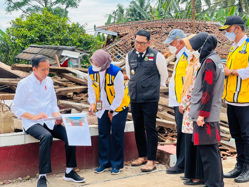Presiden Jokowi menginstruksikan Kementerian PUPR untuk membangun SDN Sukamaju 1 selesai dalam 3 bulan, setelah terdampak gempa bumi. (Foto : Setkab)