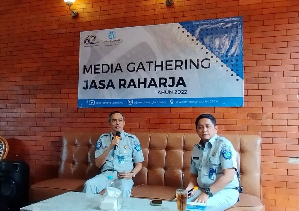 Kepala PT Jasa Raharja Cabang Lampung M. Zulham Pahe didampingi Kepala Bagian Oprasional Ahmad Arkan Nugraha saat pemaparan kinerja 2022 dalam media gathering pada Kamis, 22 Desember 2022.