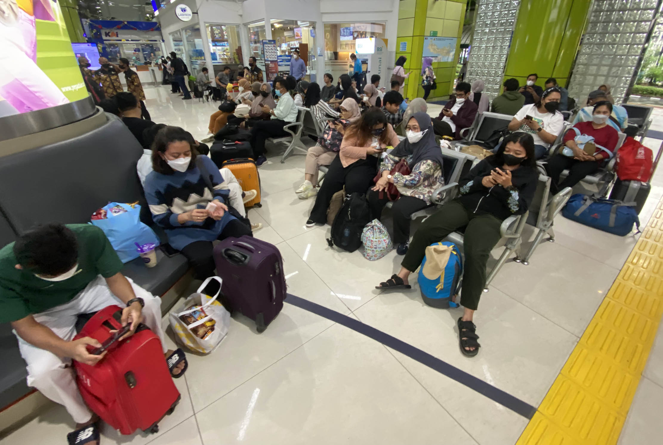 Sejumlah penumpang mulai memadati Stasiun Gambir menjelang liburan Natal dan Tahun Baru 2022. Foto : Panji Asmoro/TrenAsia