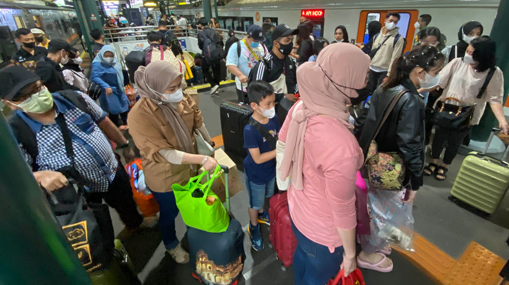 Mudik Nataru Stasiun Gambir - Panji 5.jpg