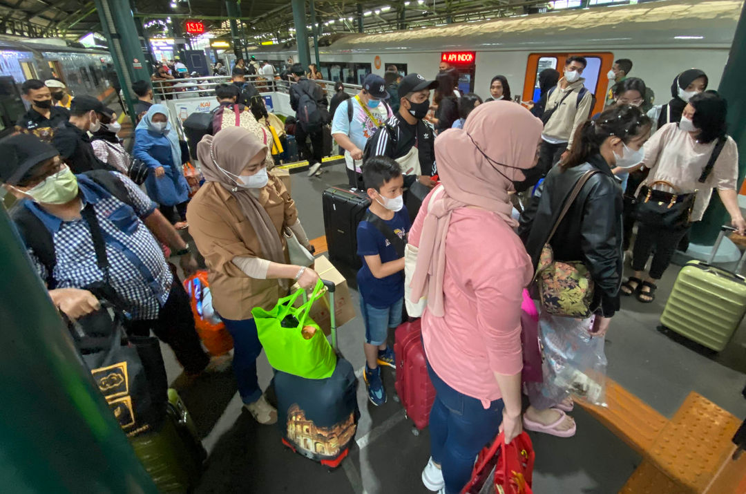 Sejumlah penumpang mulai memadati Stasiun Gambir menjelang liburan Natal dan Tahun Baru 2022. Foto : Panji Asmoro/TrenAsia
