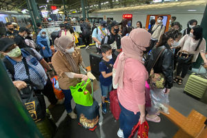 Mudik Nataru Stasiun Gambir - Panji 5.jpg