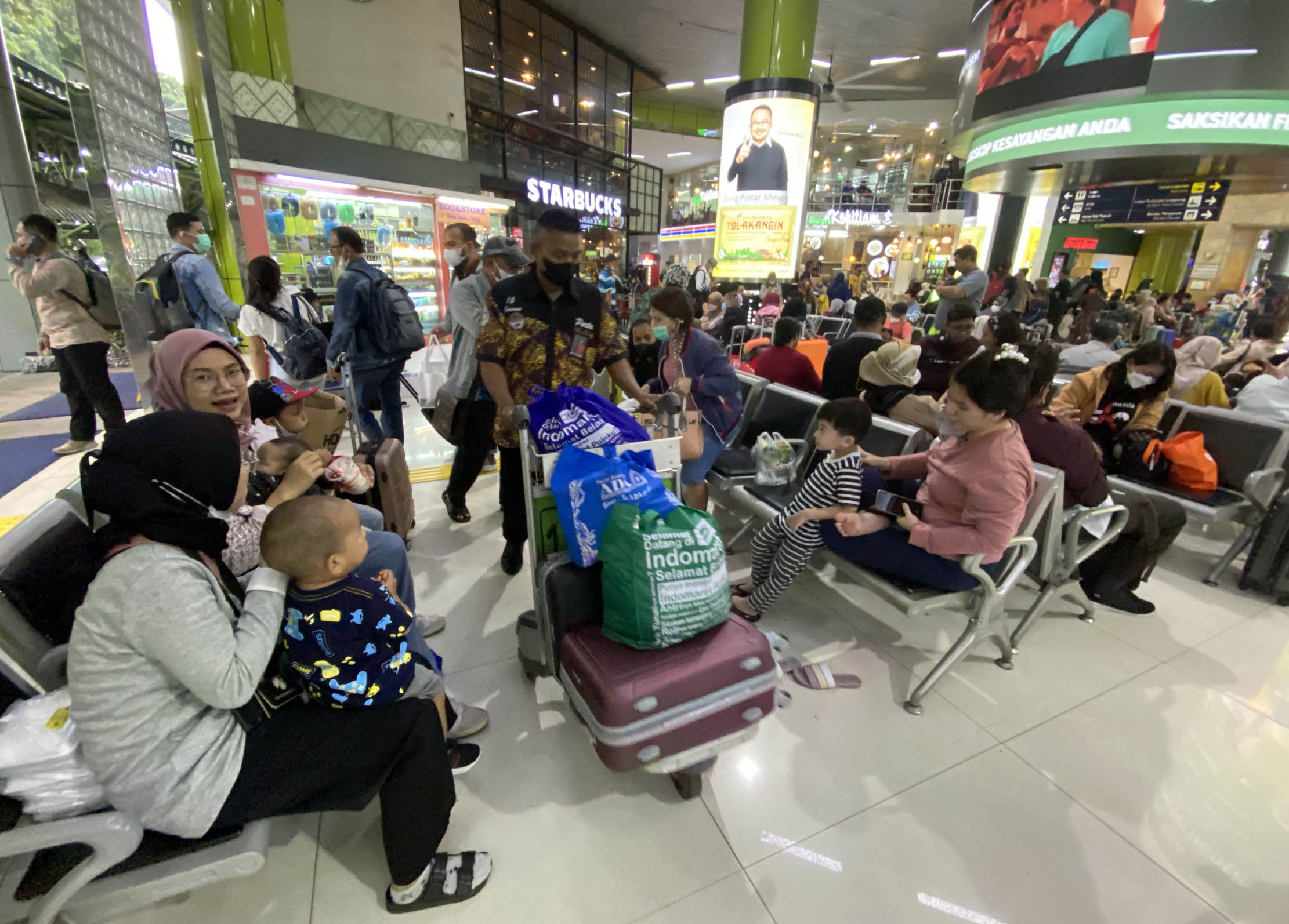 Sejumlah penumpang mulai memadati Stasiun Gambir menjelang liburan Natal dan Tahun Baru 2022. Foto : Panji Asmoro/TrenAsia