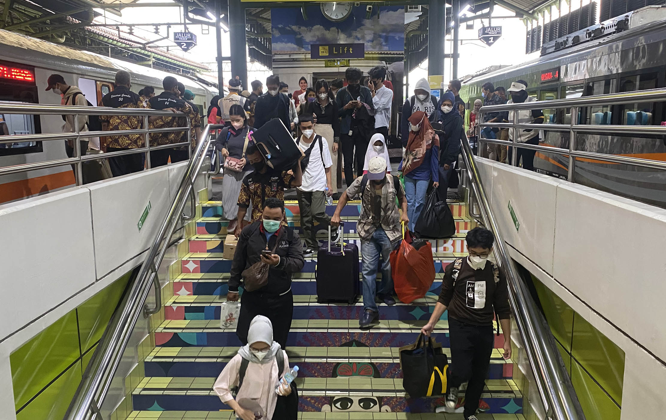 Sejumlah penumpang mulai memadati Stasiun Gambir menjelang liburan Natal dan Tahun Baru 2022. Foto : Panji Asmoro/TrenAsia