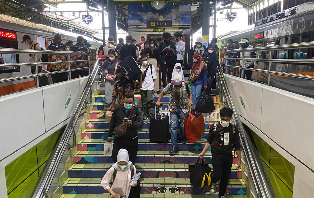 Sejumlah penumpang mulai memadati Stasiun Gambir menjelang liburan Natal dan Tahun Baru 2022. Foto : Panji Asmoro/TrenAsia