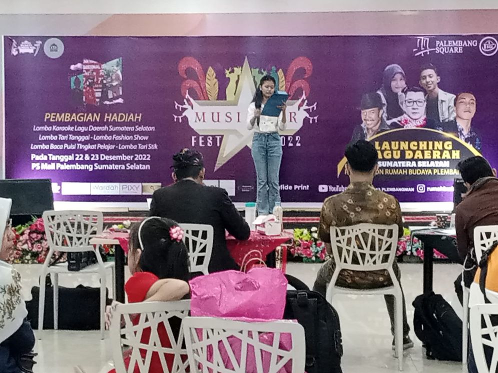 Salah seorang peserta lomba Musi Star Festival 2022 tampil di depan dewan juri