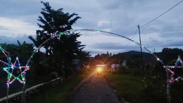 Semarakkan Natal 2022, Umat di Wae Mbeleng, Paroki St Klaus-Kuwu Hiasi Bahu Jalan dengan Lampu Aneka Warna