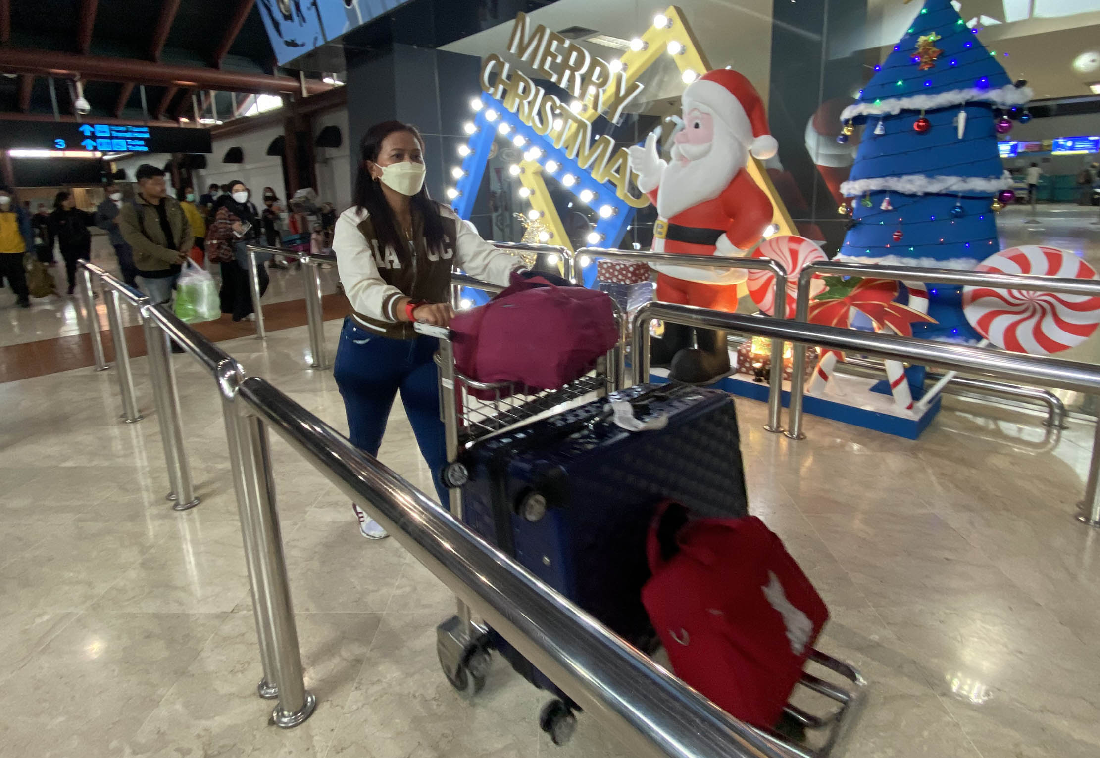 Sejumlah calon penumpang tengah menunggu penerbangan Terminal 2 F Bandara Soekarno Hatta. Puncak kepadatan libur Nataru diperkirakan terjadi kemarin dan hari ini, 24 Desember 2022. Foto : Panji Asmoro/TrenAsia