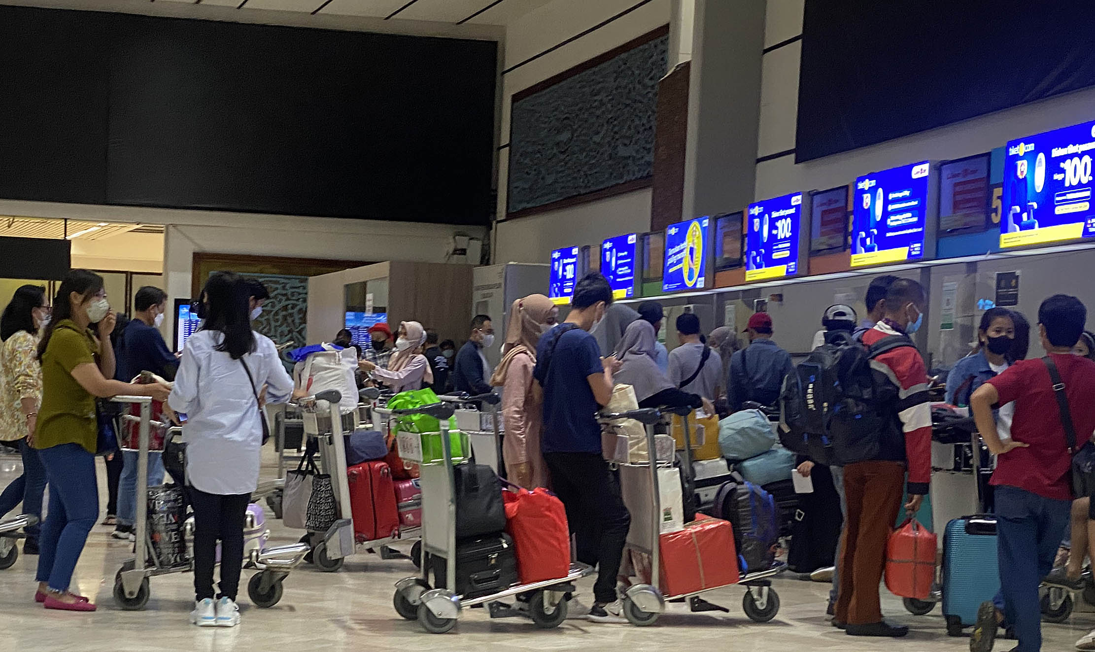 Sejumlah calon penumpang memadati area check in counter Terminal 2 F Bandara Soekarno Hatta. Puncak kepadatan libur Nataru diperkirakan terjadi kemarin dan hari ini, 24 Desember 2022. Foto : Panji Asmoro/TrenAsia