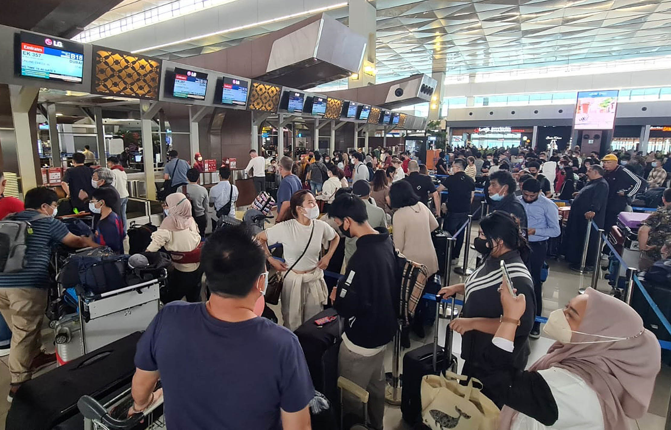 Sejumlah calon penumpang memadati area check in counter Terminal 3 Bandara Soekarno Hatta. Puncak kepadatan libur Nataru diperkirakan terjadi kemarin dan hari ini, 24 Desember 2022. Foto : Panji Asmoro/TrenAsia