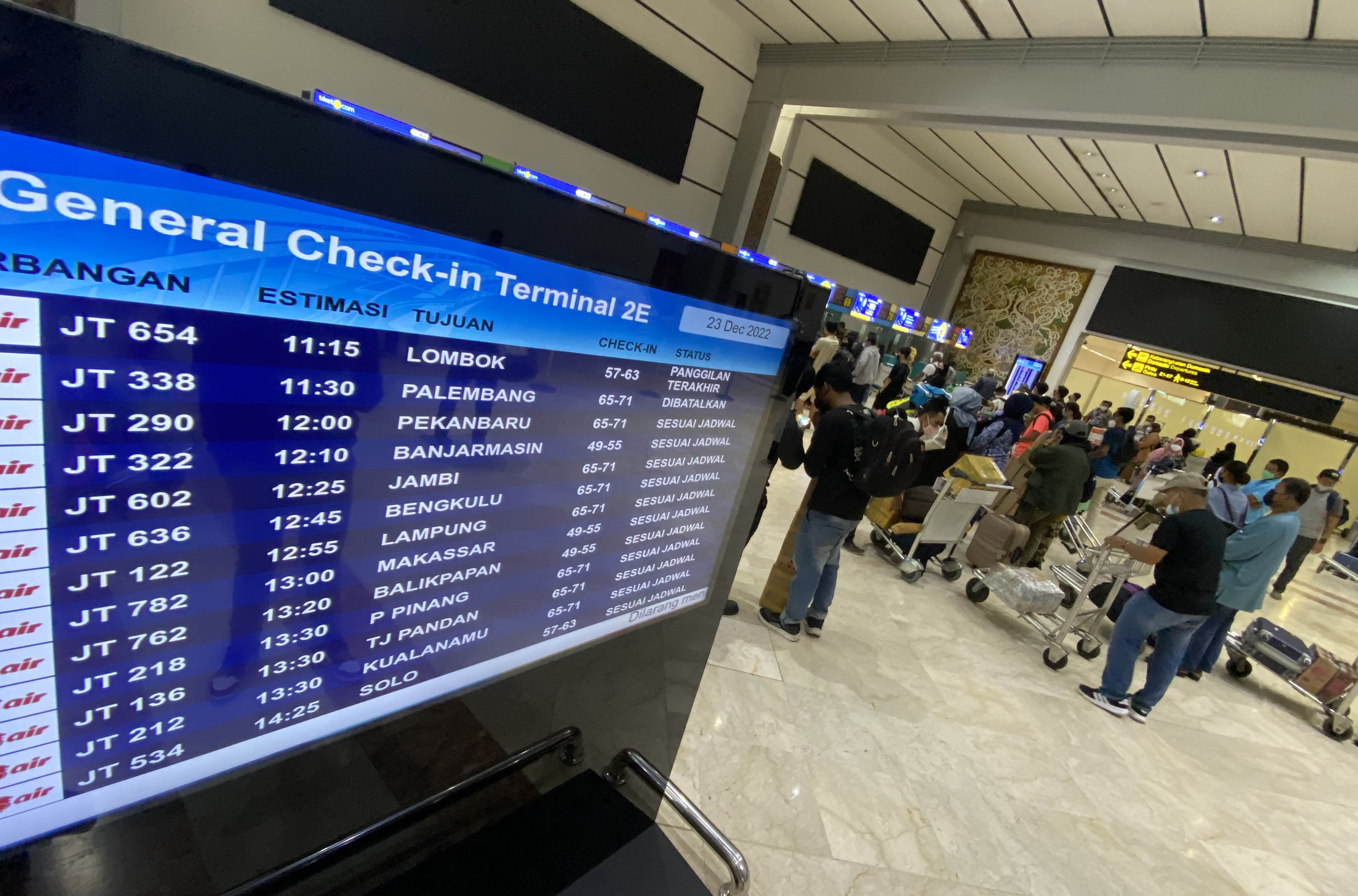 Sejumlah calon penumpang memadati area check in counter Terminal 2 F Bandara Soekarno Hatta. Puncak kepadatan libur Nataru diperkirakan terjadi kemarin dan hari ini, 24 Desember 2022. Foto : Panji Asmoro/TrenAsia