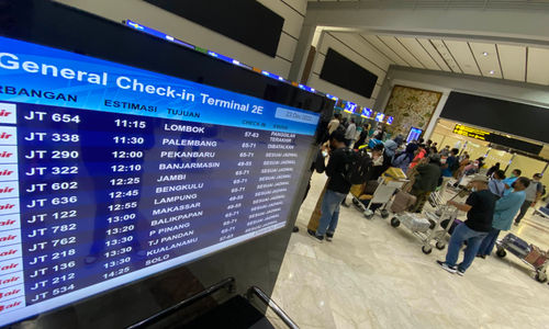 Sejumlah calon penumpang memadati area check in counter Terminal 2 F Bandara Soekarno Hatta. Puncak kepadatan libur Nataru diperkirakan terjadi kemarin dan hari ini, 24 Desember 2022. Foto : Panji Asmoro/TrenAsia