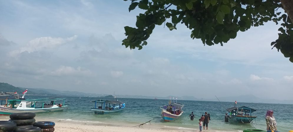 Suasana Pantai Mutun, Pesawaran, Lampung