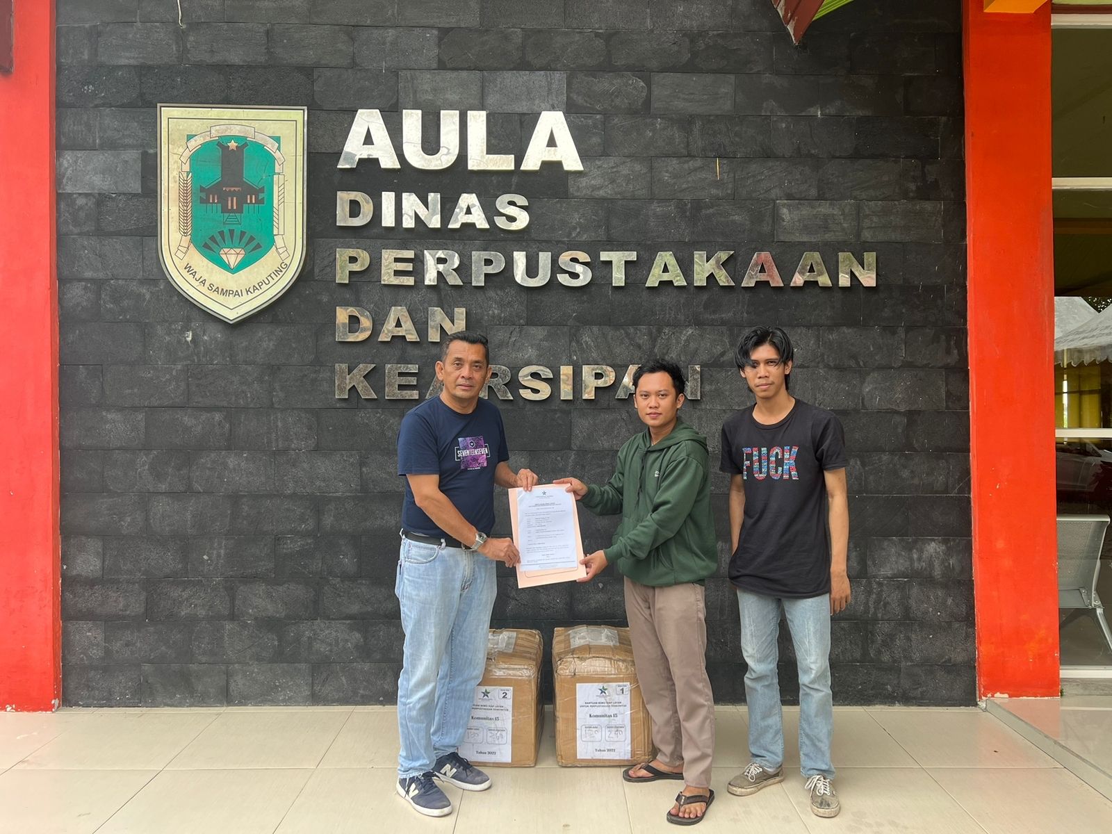 Arkalitera menerima hibah buku dari Perpusnas RI yang diserahkan Dispersip Kalsel : (Foto : Dispersip Kalsel)