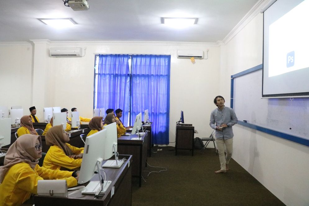 Sekolah Tinggi Ilmu Tarbiyah (STIT) Bustanul Ulum, Lampung Tengah melakukan kunjungan ke Institut Informatika dan Bisnis (IIB) Darmajaya.