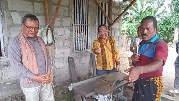 Bupati Nagekeo Don Bosco Do Serahkan Bantuan Peralatan TKM ke Kelompok Kema Sama di Ratongomobo
