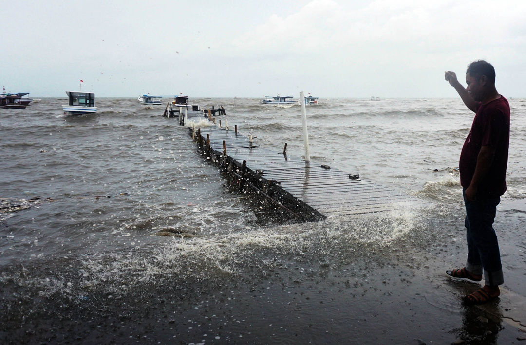 Fenomena cuaca buruk yang saat ini sedang terjadi,nampak situasi air pasang dan gelombang tinggi di kawasan Tanjung Pasir, Tangerang 27 November 2022. Foto : Panji Asmoro/TrenAsia