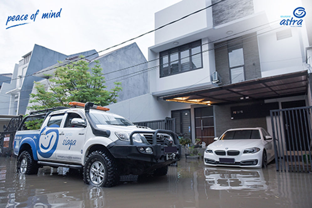 Ilustrasi evakuasi mobil yang terendam banjir.