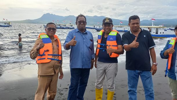 Bupati Andreas Paru Serahkan Bantuan 17 Kapal Ikan kepada Para Nelayan dari 4 Kecamatan di Ngada