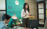 Aurelie Moeremans dalam salah satu adegan Viu original Mantan Tapi Menikah.jpg