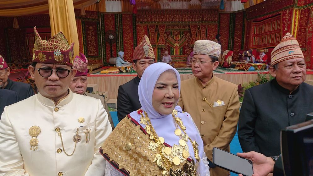 Walikota Bandar Lampung Eva Dwiana mendapatkan gelar Batin Mustika Cahya Marga.  