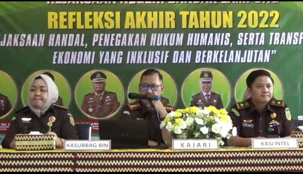Kepala Kejaksaan Negeri Bandar Lampung Helmi saat konferensi pers refleksi akhir tahun 2022.
